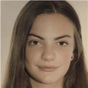 Studentessa per aiuto compiti; scuole elementari, medie e superiori